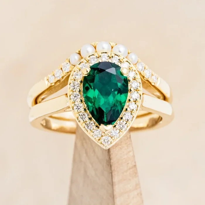 “ARABELLA” – PEAR CUT ENGAGEMENT RING WITH DIAMOND HALO