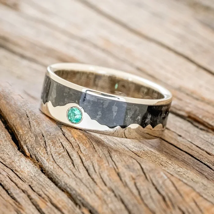 “HELIOS” – JET STONE & GOLD MOUNTAIN RANGE WEDDING RING FEATURING A LAB-GROWN EMERALD ACCENT