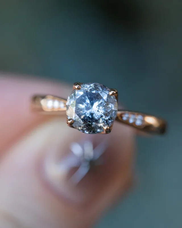 “JUNE” – ROUND CUT SALT & PEPPER DIAMOND ENGAGEMENT RING WITH DIAMOND ACCENTS – 14K ROSE GOLD – SIZE 6 3/4