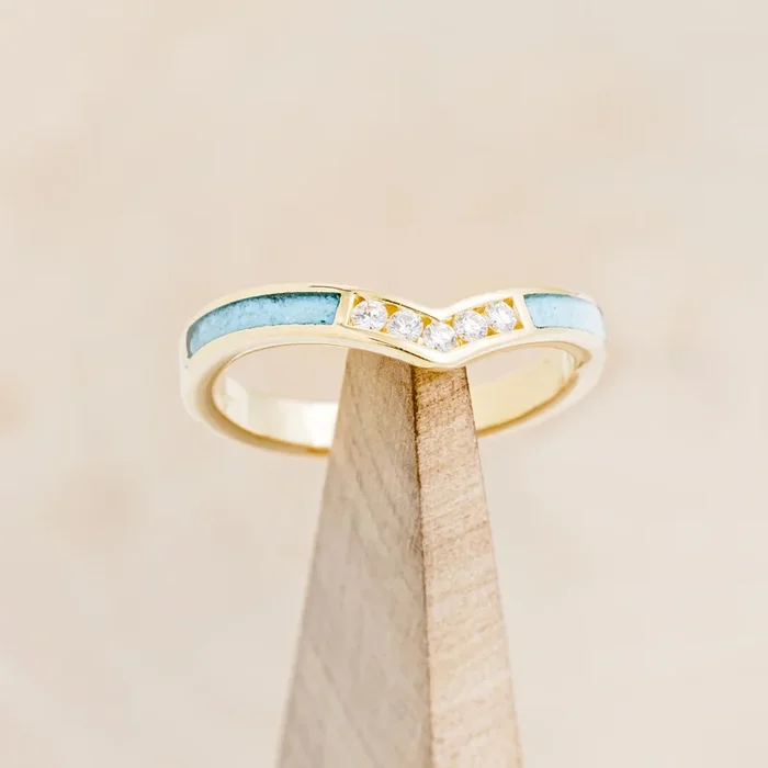 “KIDA” – V-SHAPED STACKING BAND WITH TURQUOISE INLAYS & DIAMOND ACCENTS – 14K YELLOW GOLD – SIZE 8 1/2