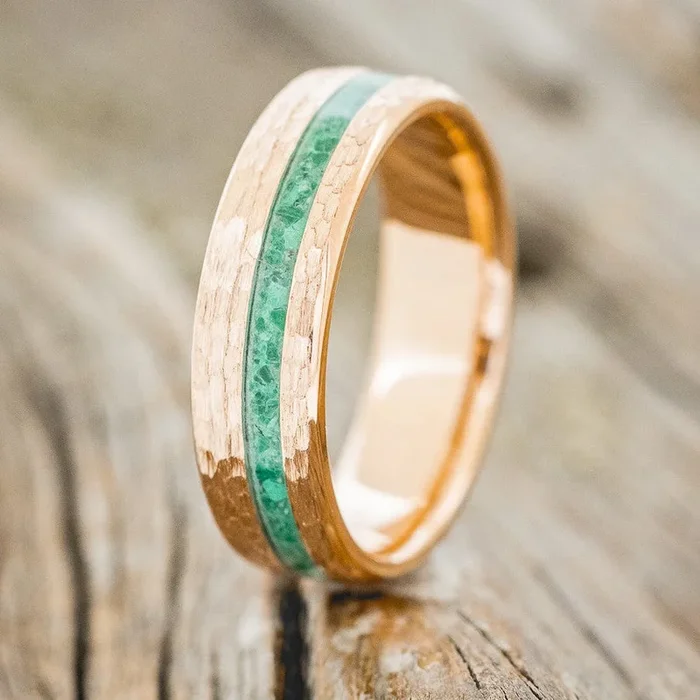 “VERTIGO” – MALACHITE WEDDING RING FEATURING A HAMMERED 14K GOLD BAND