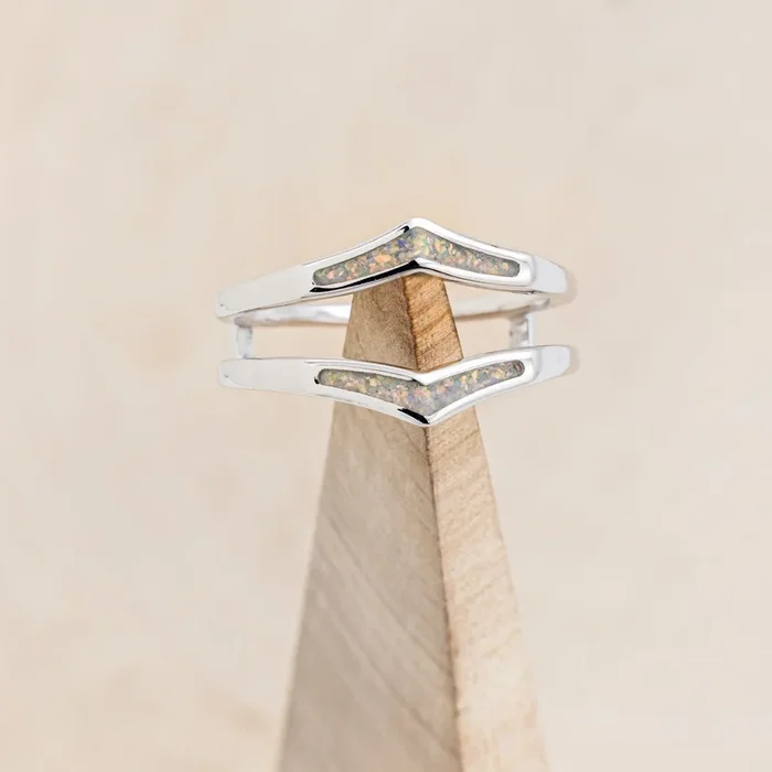 “ZUNI” – CRUSHED FIRE & ICE OPAL INLAY RING GUARD