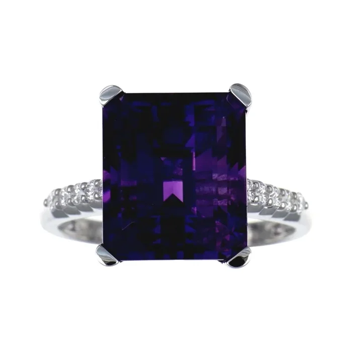 Amethyst Ring (Amethyst 7.65 cts. White Diamond 0.17 cts.)