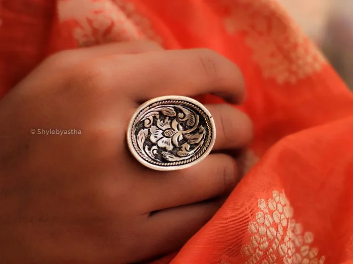 Anvaya Oval Chitai Ring
