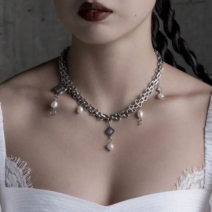BANQUET. Pearl Charm Collar – Silver