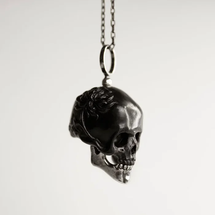 Chrysanthemum Skull pendant – black