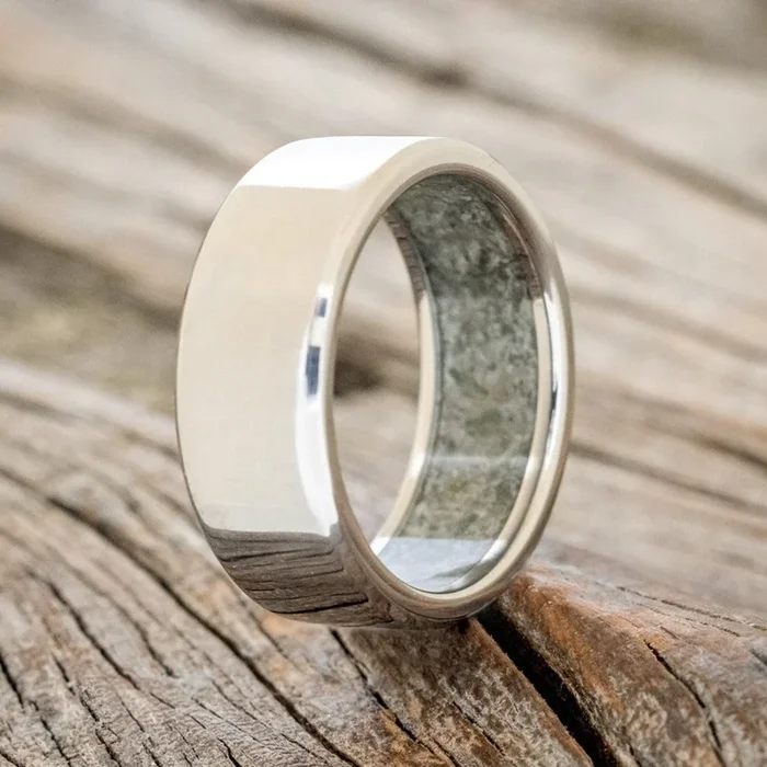 CRUSHED MOSS AGATE LINED WEDDING BAND