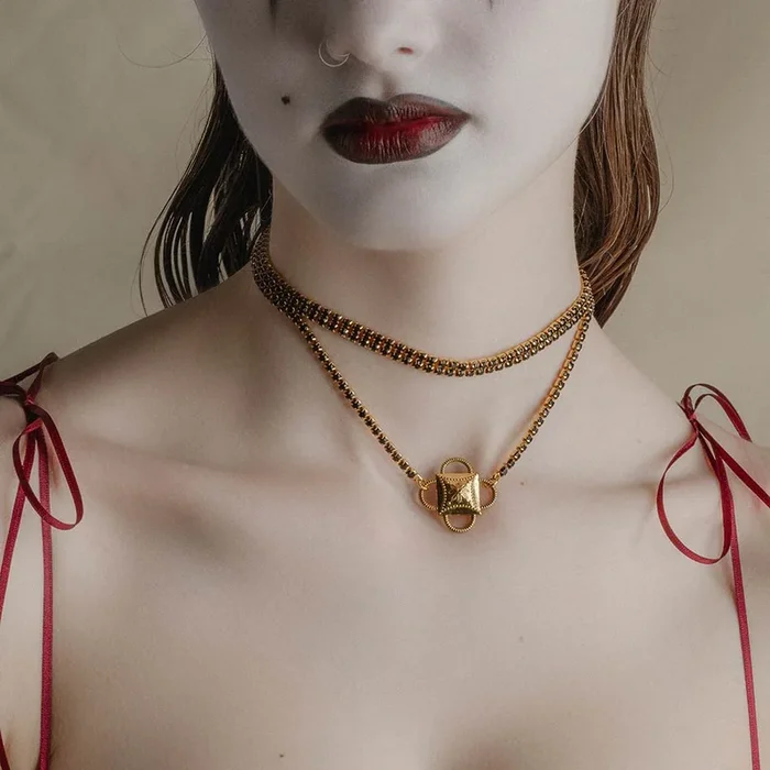 EMELIA. Crested Dazzle Chain Choker – Gold