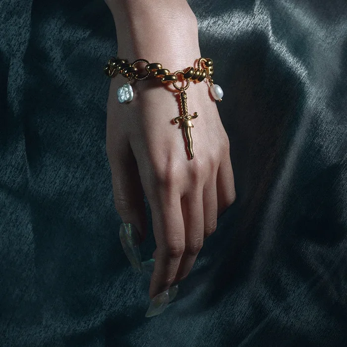 FORTUNE. Dagger & Pearl Charm Bracelet – Gold