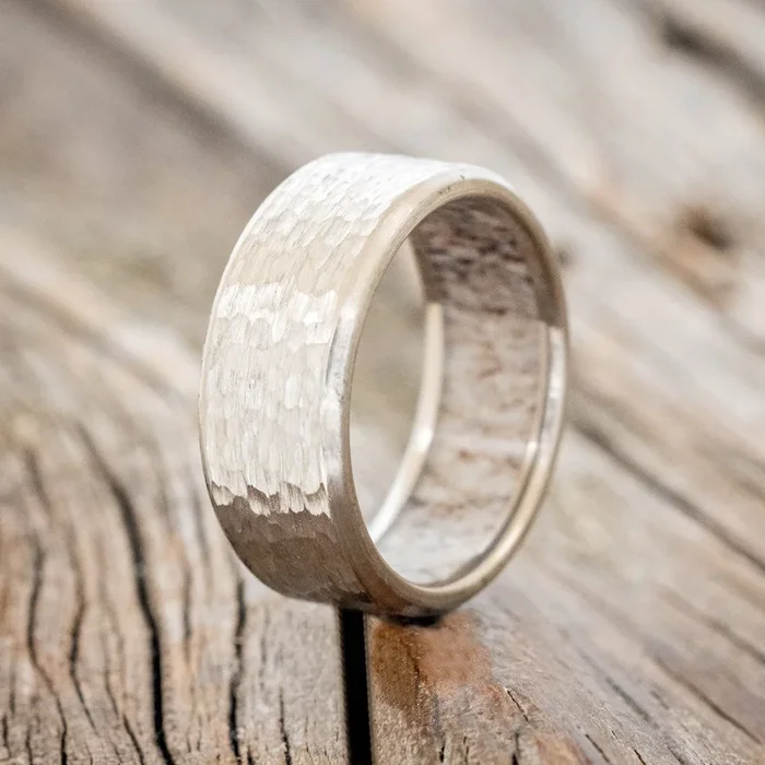 HAMMERED ANTLER LINED WEDDING RING