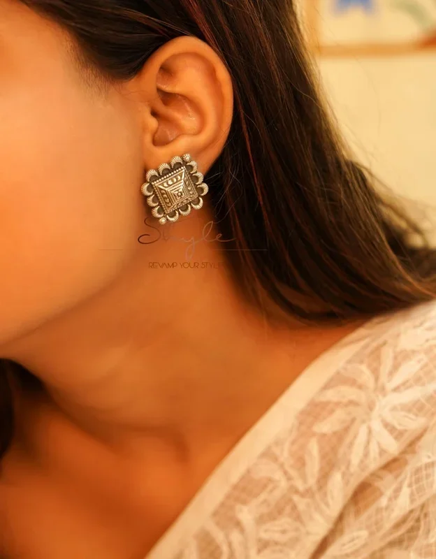 Mizoya Embossed Motif Intricate Earring