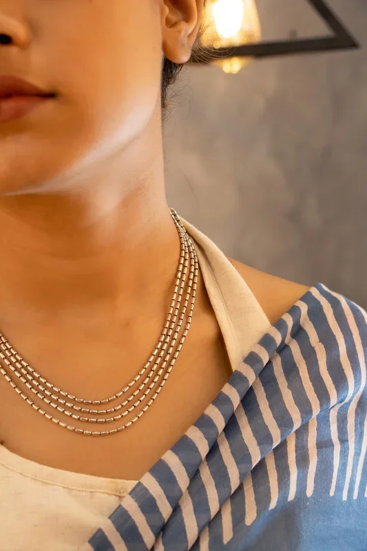 Moh Fine layered back flower motif necklace