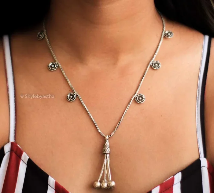 Moh Mini Flower Ball Necklace