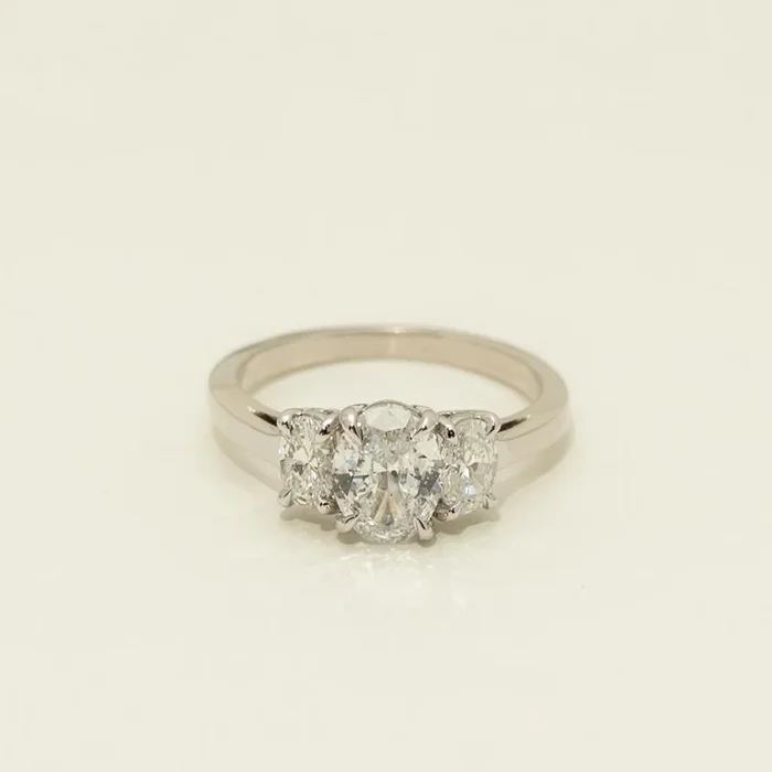 Oval Diamond Three Stone Engagement Ring in 18kt White Gold (1 5/8ct tw)
