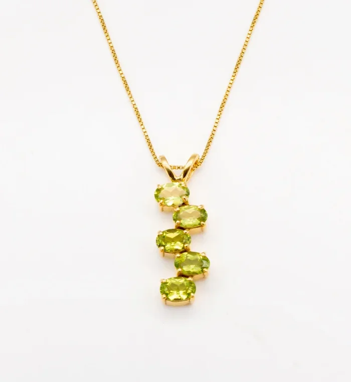 Oval Peridot Gold Pendant in Staggered Pattern