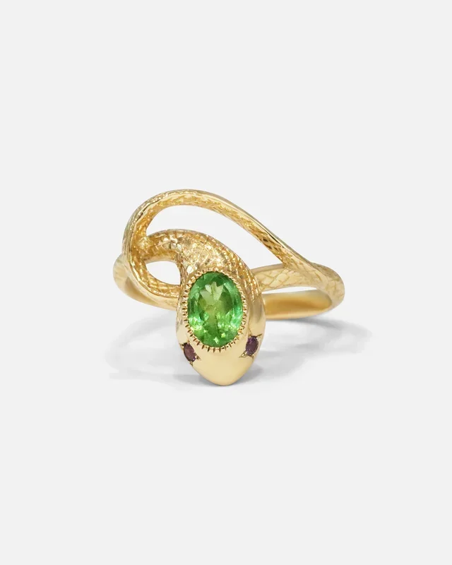 Serpentes Engraved Ring