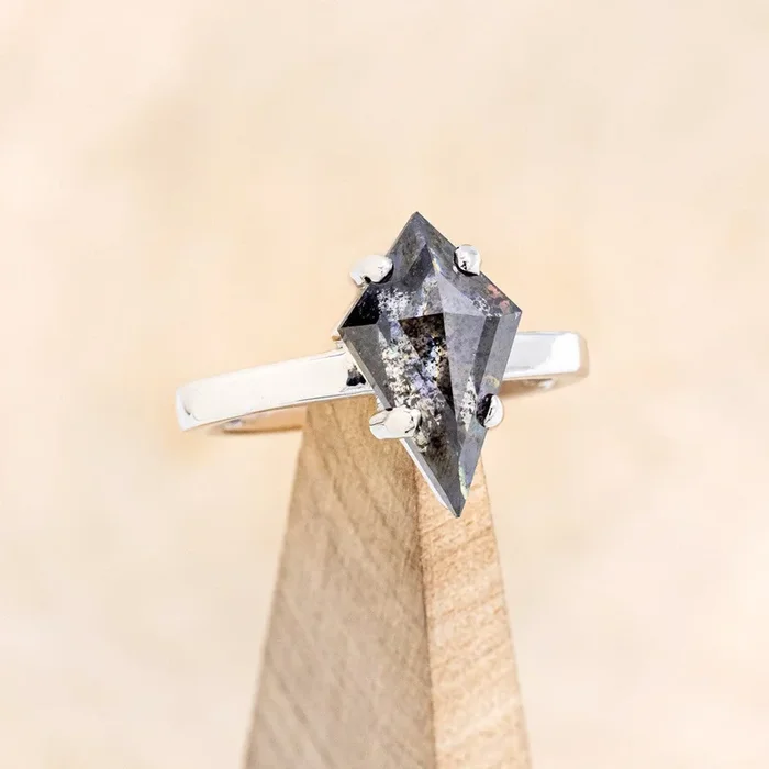 SOLITAIRE WOMEN’S ENGAGEMENT RING – MOUNTING ONLY – SELECT YOUR OWN STONE