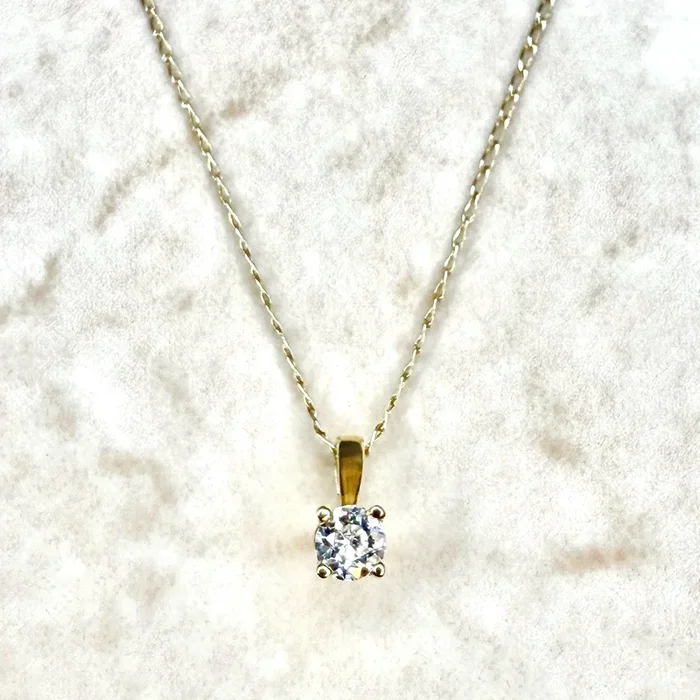 Vintage 14K Yellow Gold 0.17 Carat Natural Diamond Solitaire Pendant Necklace