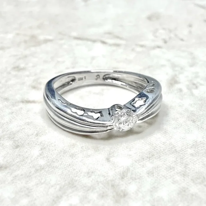 Vintage 18 Karat White Gold 0.15 Carat Natural Diamond Solitaire Ring
