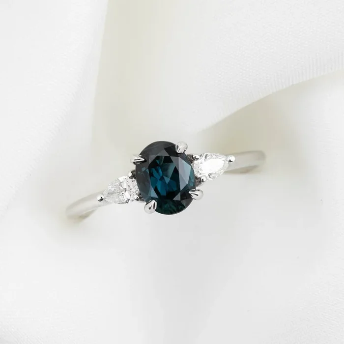 【一点物】オリヴィアリング ・1.12ct・非加熱クイーンズランド産ディープティールブルーサファイア・K14WG